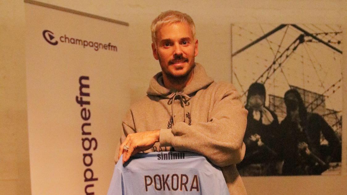 Quand l Estac offre un maillot a Matt Pokora